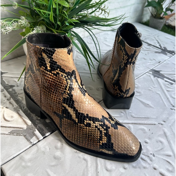 Aquatalia
Faelynn Snakeskin-Embossed Leather Ankle Boots women size 6.5 new - Picture 5 of 16